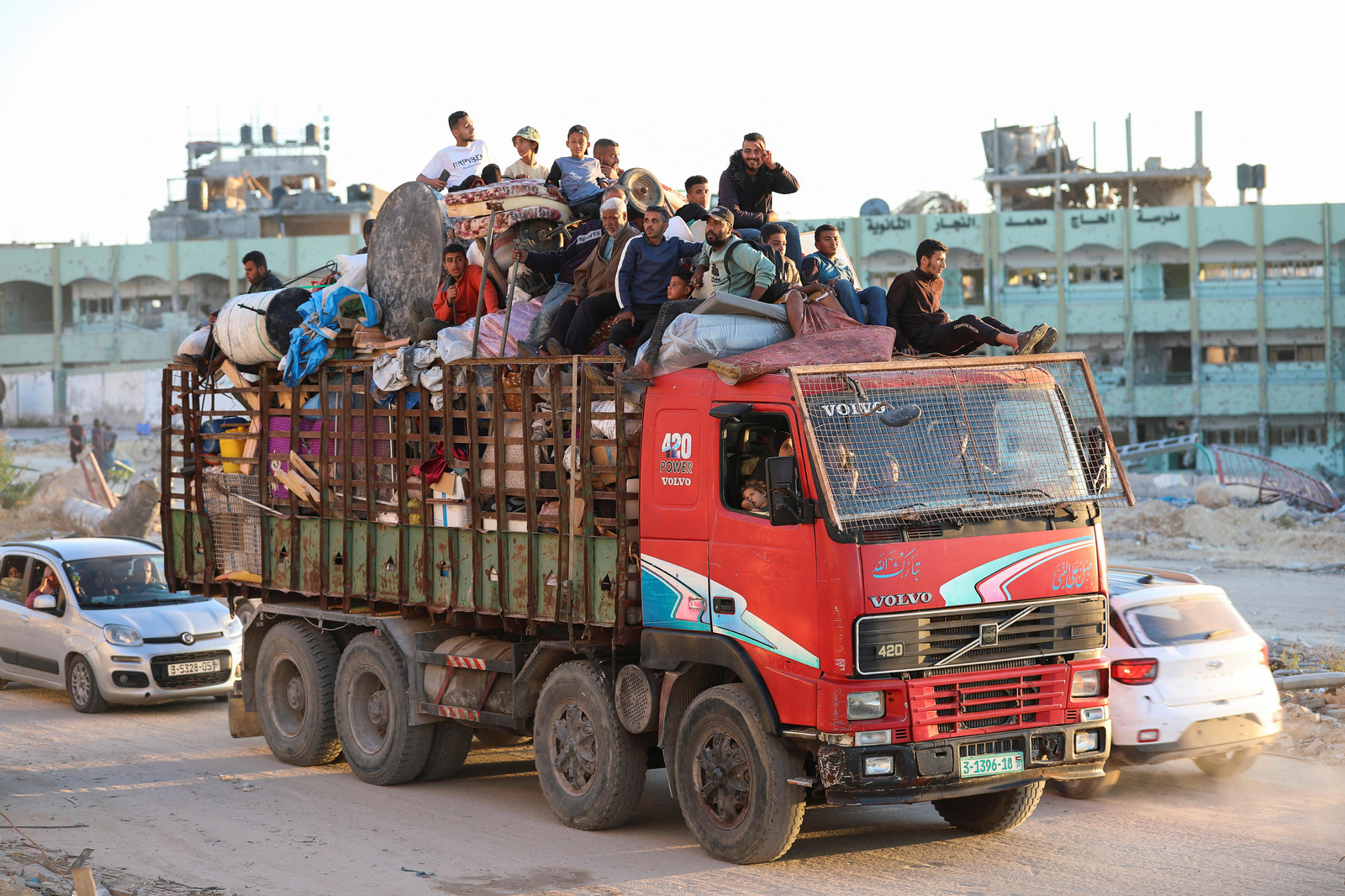 Un grup de palestins abandona Rafah en les hores prèvies als bombardejos, després de rebre l'orde d'evacuació d'Israel