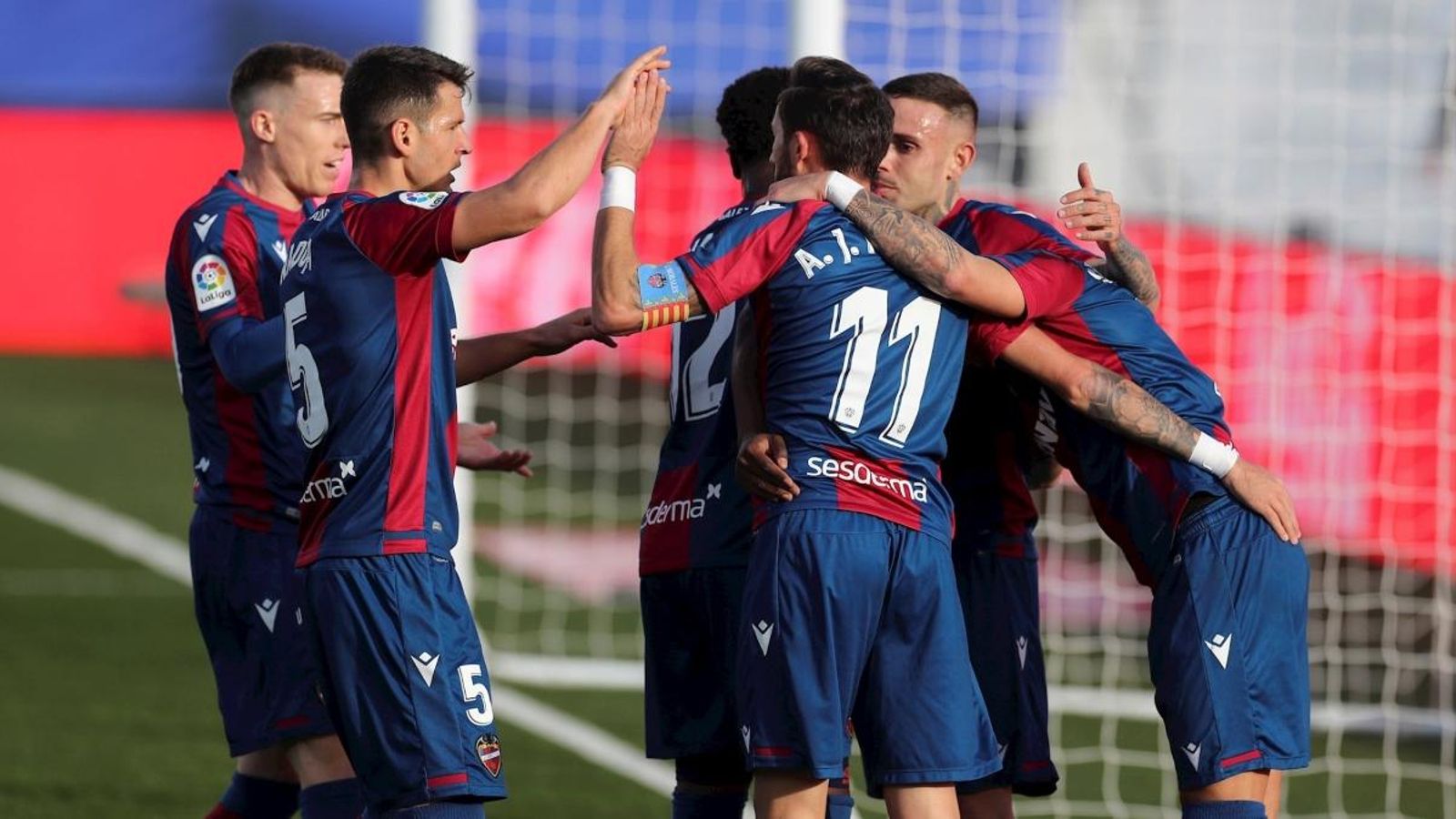 Els jugadors del Llevant celebren el gol de l'empat de Morales