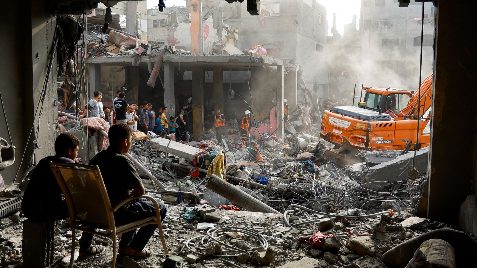 Treballs de desenrunament després d'un atac israelià a Khan Yunis, a la zona sud de la Franja de Gaza