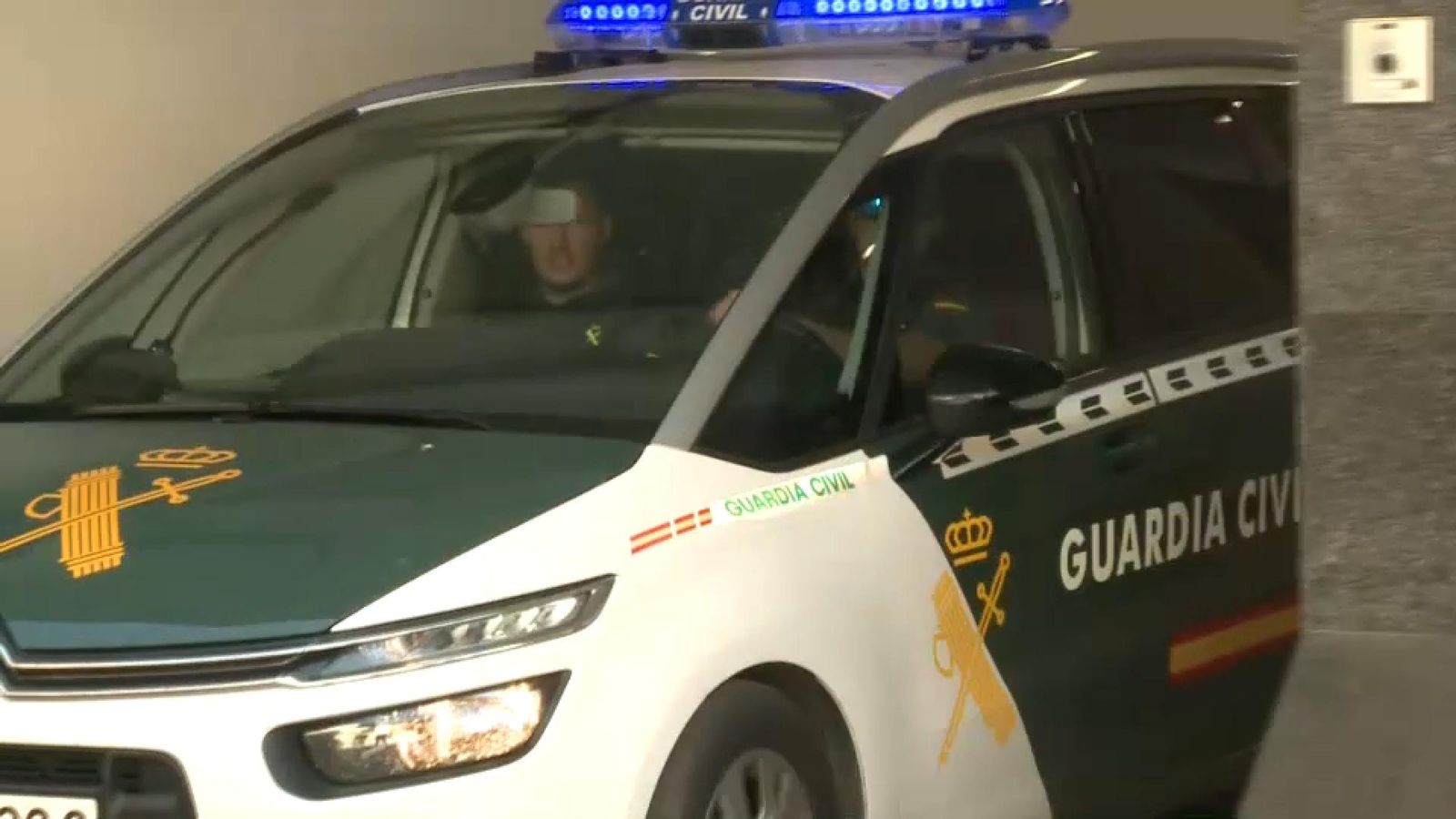 Un vehicle de la Guàrdia Civil transporta l'acusat