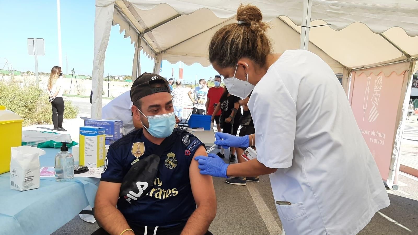 Un jove es vacuna en un punt sense cita prèvia a Elx