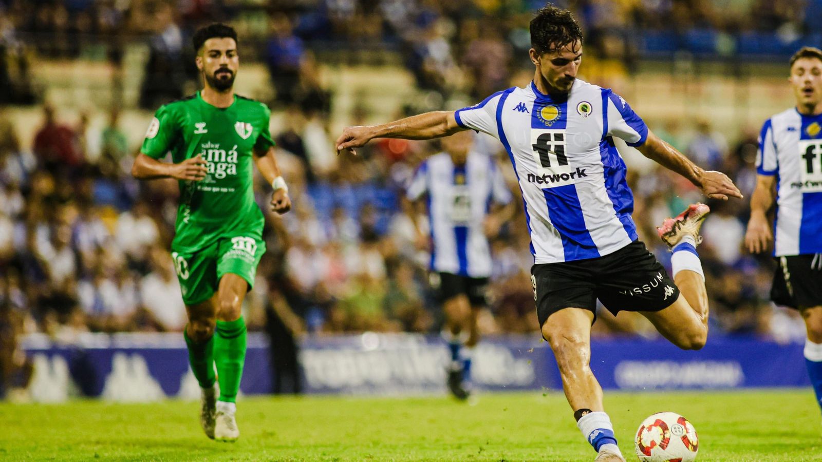 Un jugador de l'Hèrcules, en una acció del duel