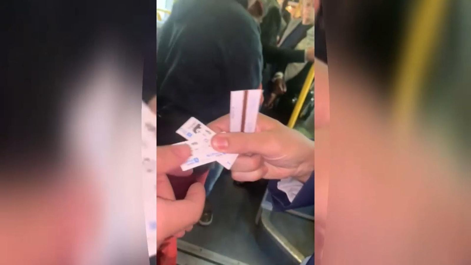 Moment en què un dels dos viatgers valencians mostra al responsable dels revisors del metro de París els dos tickets comprats i no validats