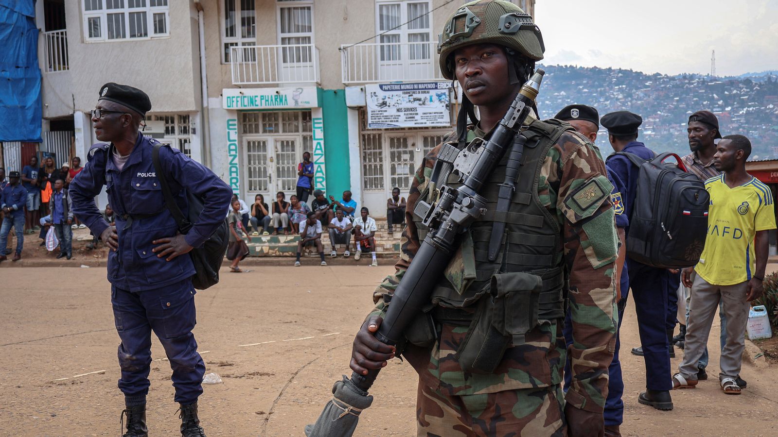 Un soldat del grup armat M23 fa guàrdia en Bukavu, Kivu del Sud, República Democràtica del Congo (RD Congo)