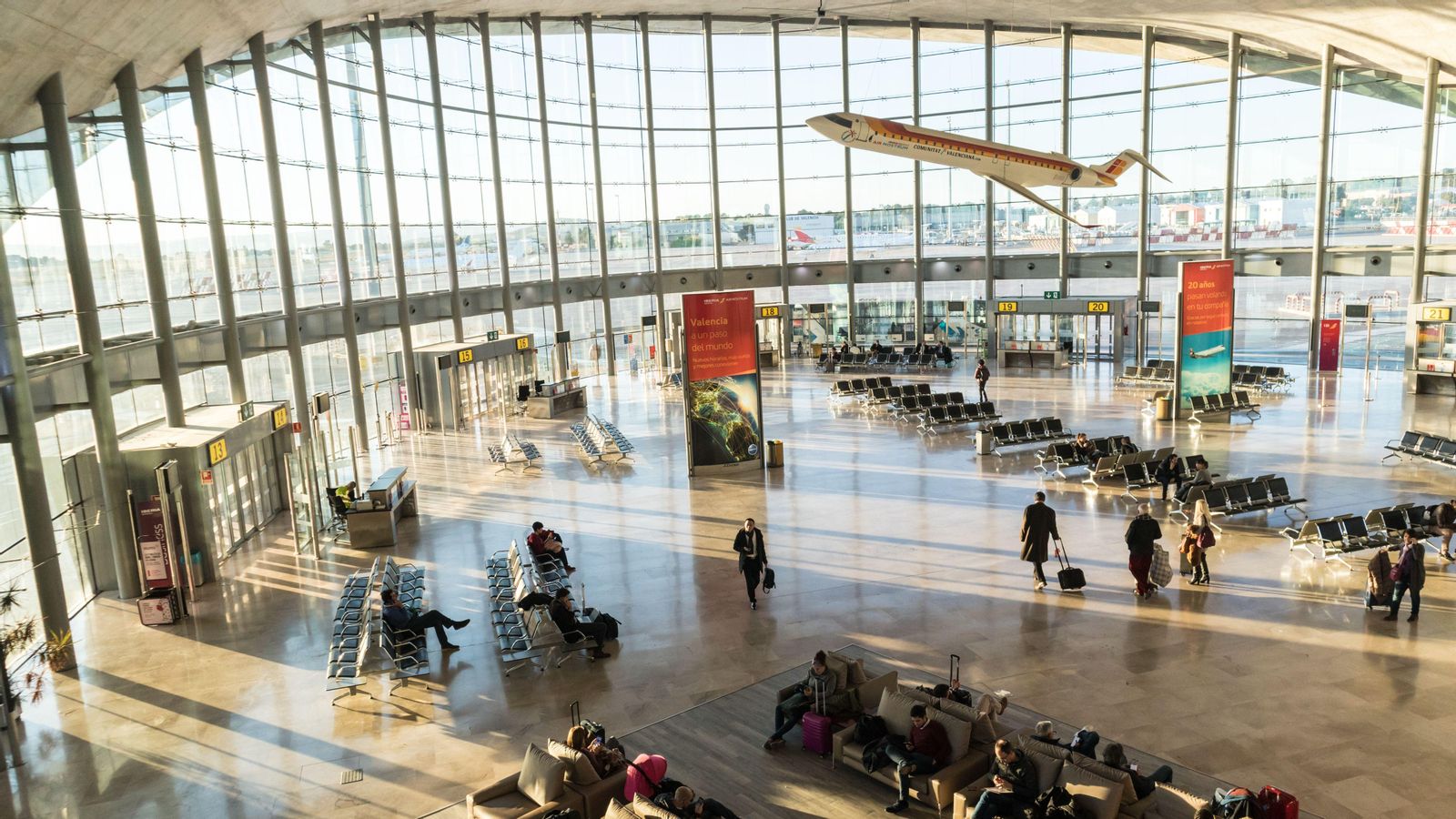 Algunes de les portes d'embarcament de l'aeroport de València, situat en terme de Manises