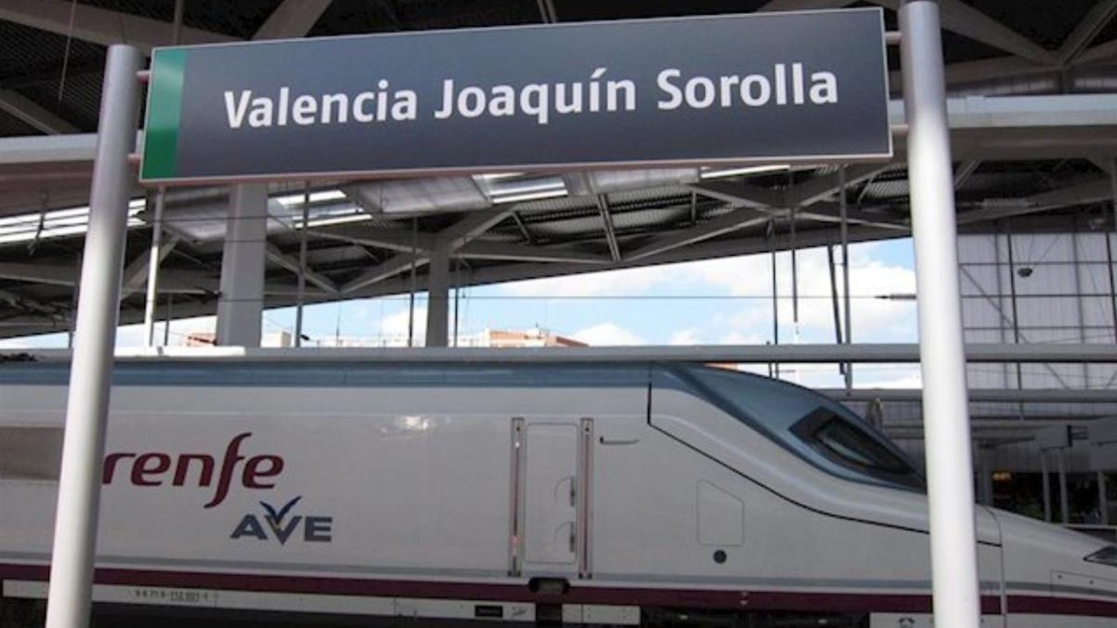 Imatge d'arxiu d'un tren AVE a l'estació Joaquim Sorolla de València