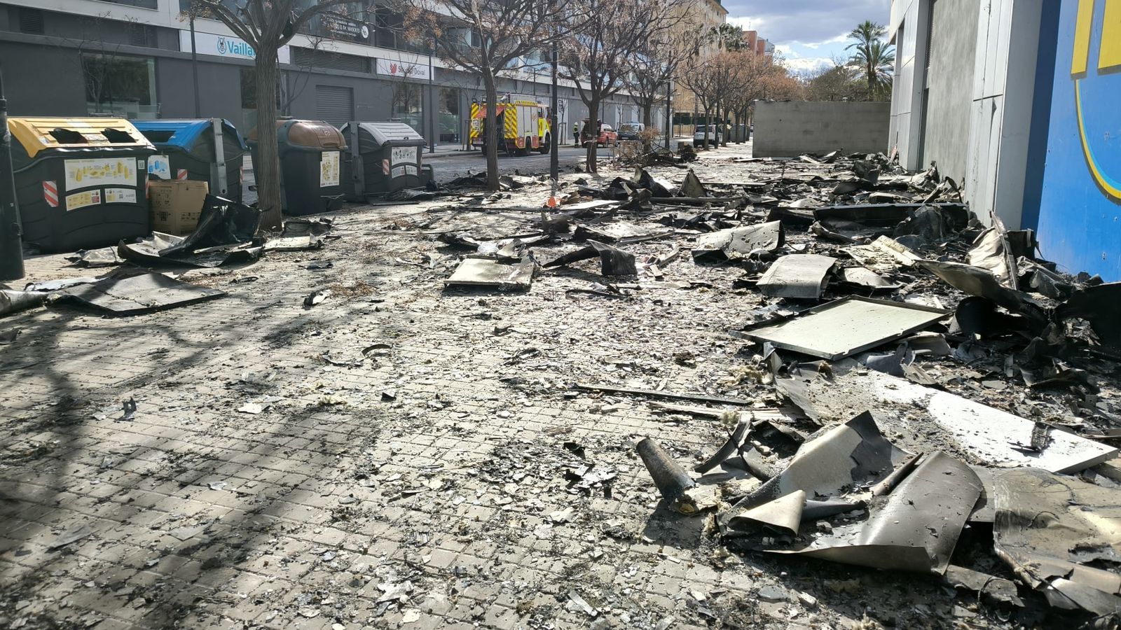 Restes de l'incendi de l'edifici de Campanar en una de les voreres