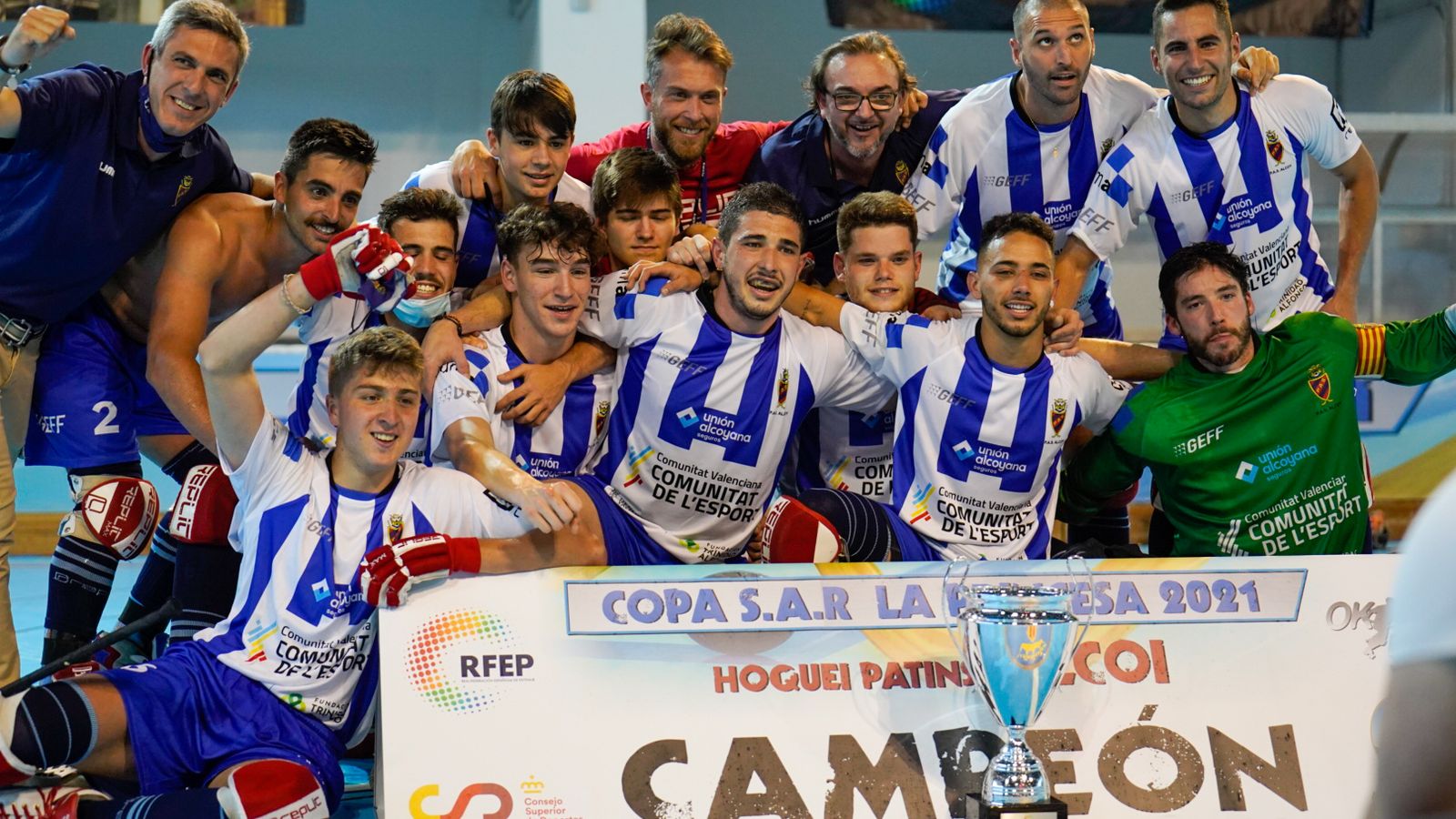 Els jugadors del PAS Alcoi, amb el trofeu de campions