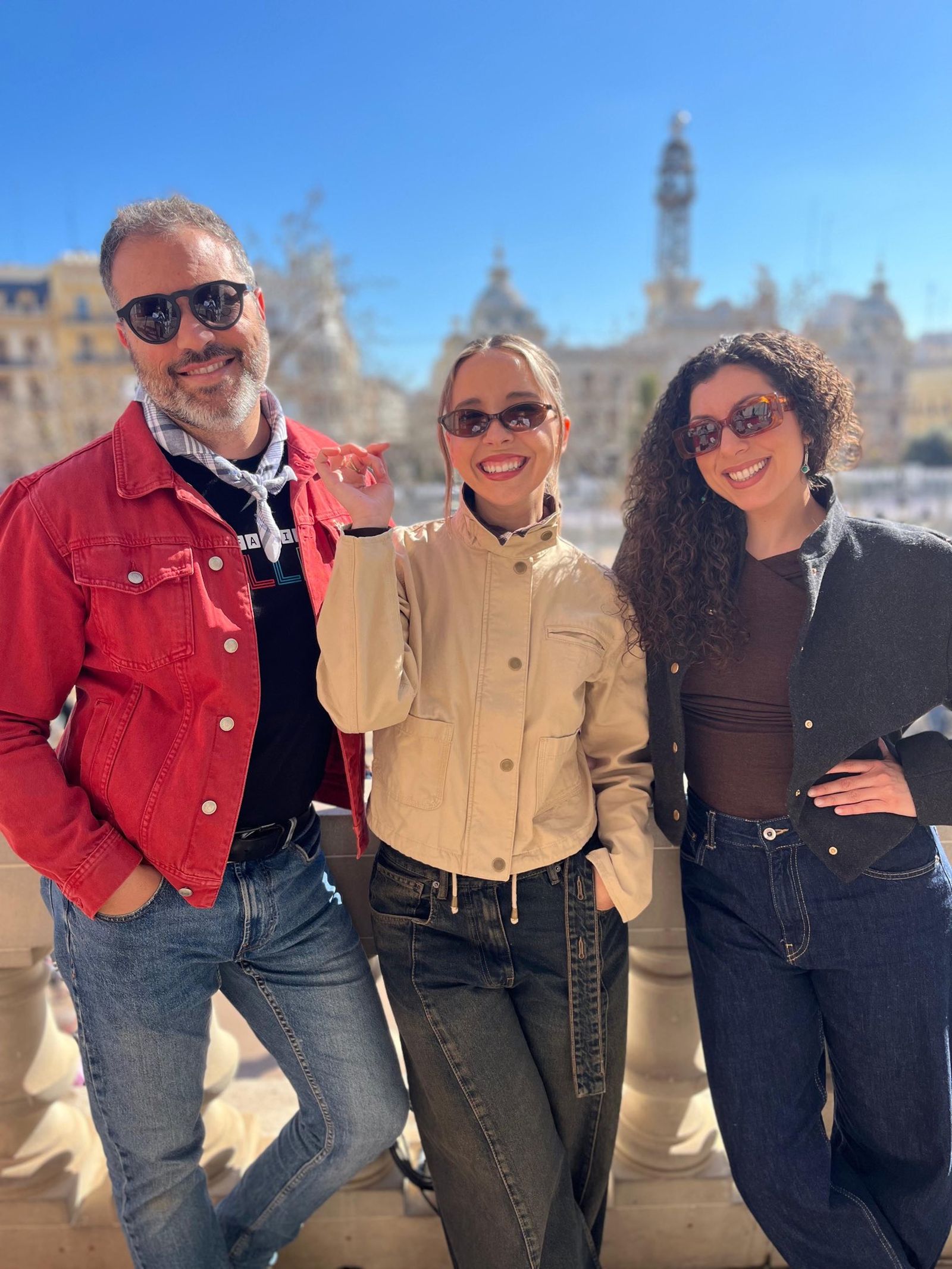 L'equip de reporters de 'Fem festa': Carles Navarro, Berta Báidez i Claudia Argent, durant una mascletà