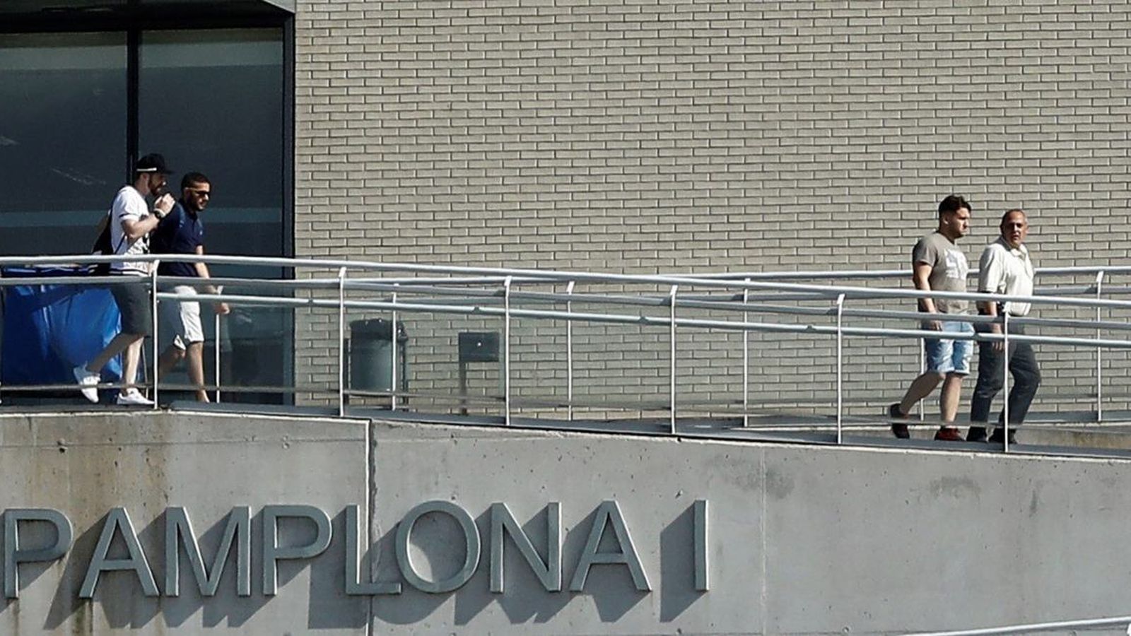 Els condemants José Ángel Prenda (segon per la dreta), Jesús Escudero (esquerra) i Angel Boza (segon per l'esquerra), abandonen la presó de Pamplona després de pagar la fiança