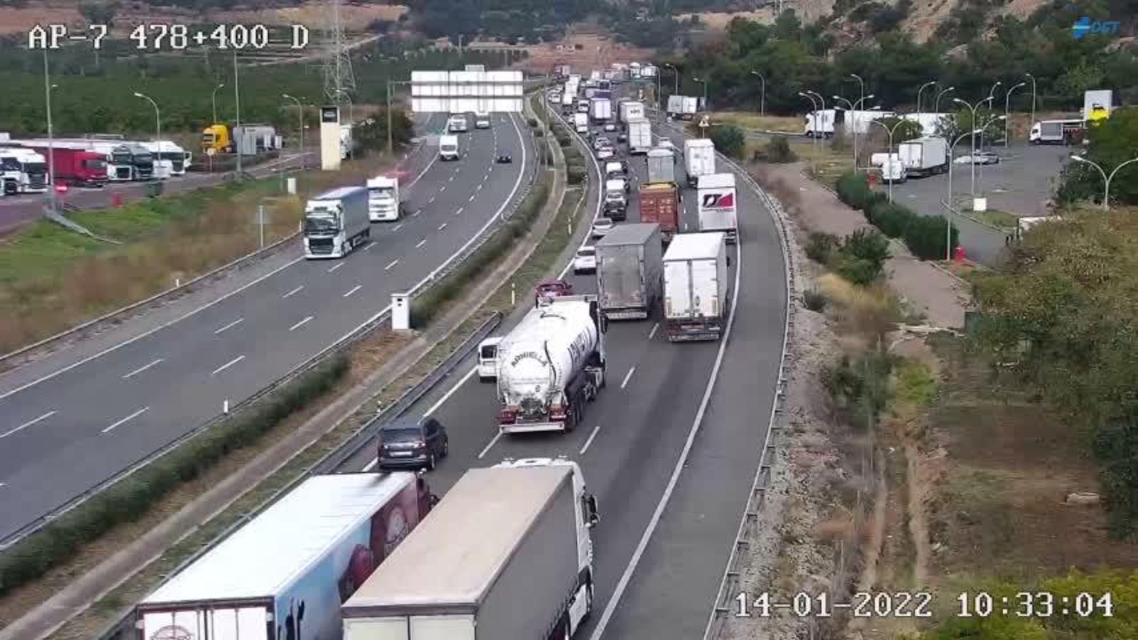 En imatge, les cues a l'AP7 que reflecteixen les càmeres de la DGT