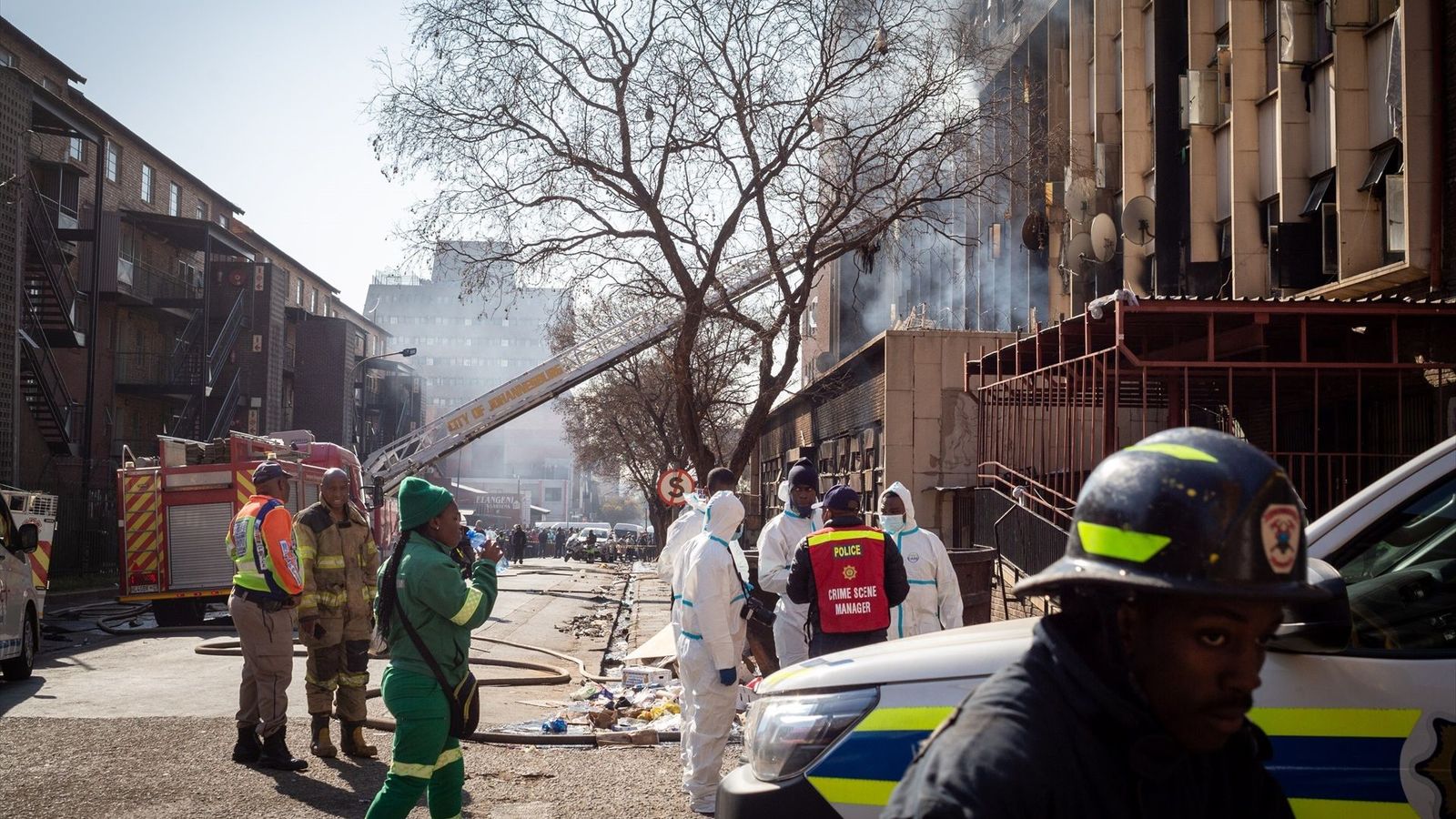 Bombers, policia i equips d'emergències, al lloc de l'incendi declarat al centre de Johannesburg