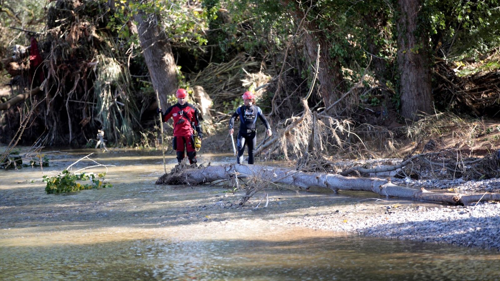 Uns bombers fan tasques de recerca en el riu Francolí al seu pas per la població de Vilaverd
