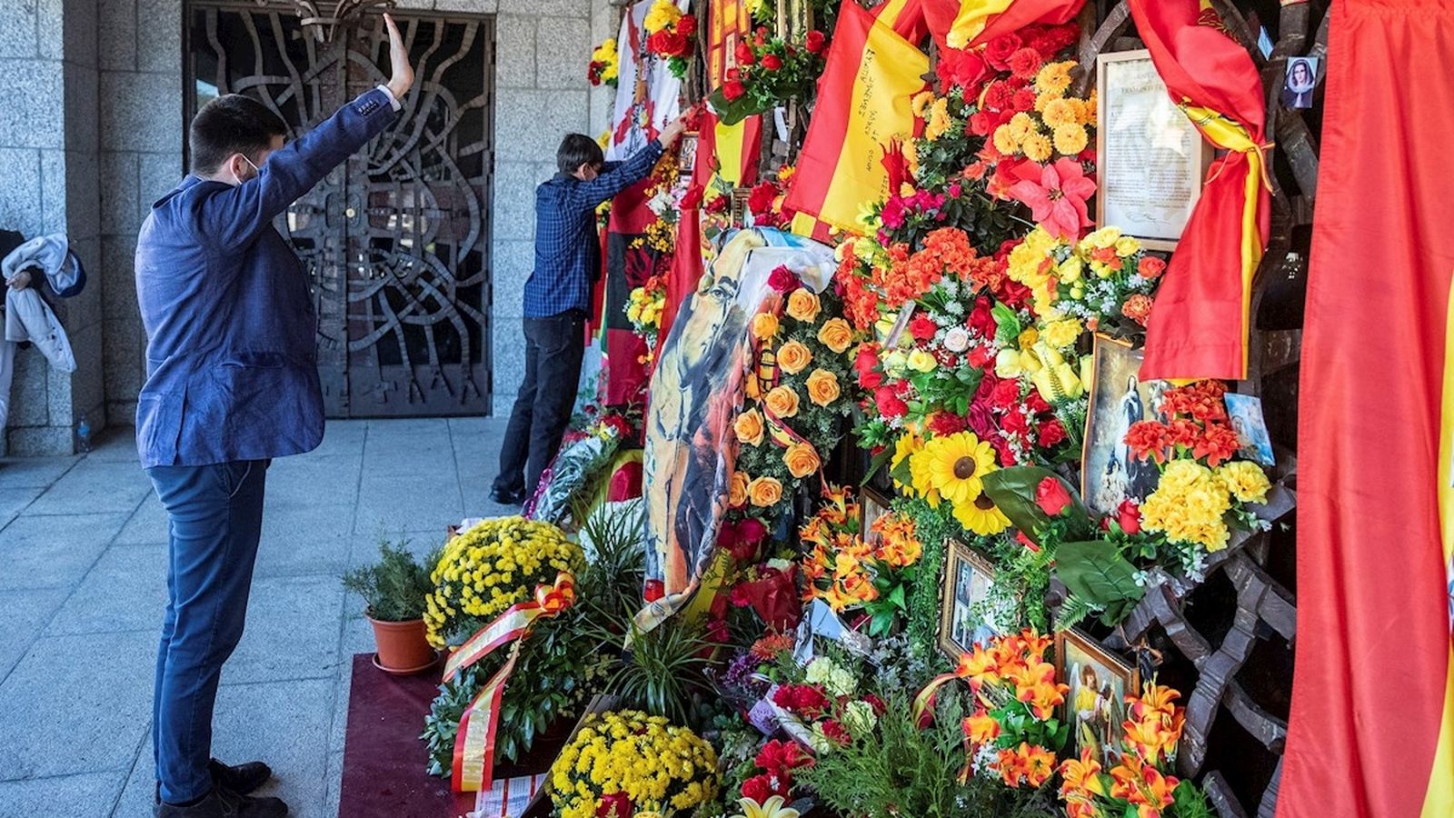 Nostàlgics del franquisme visiten la tomba del dictador Francisco Franco en el cementeri de Mingorrubio, aquest divendres a Madrid