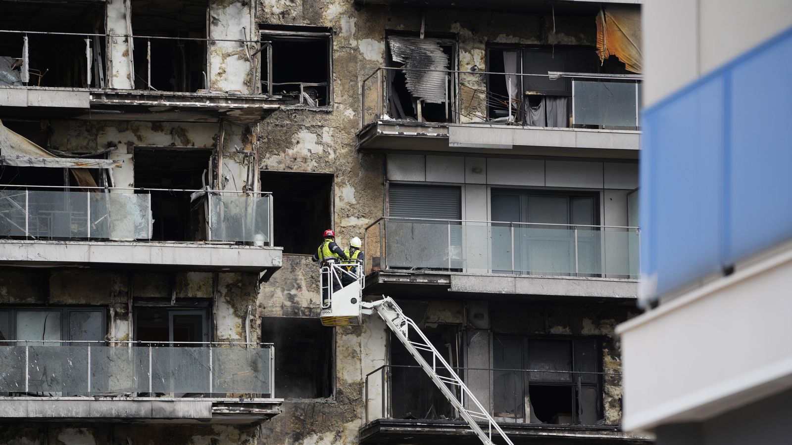 Bombers treballant en l'edifici incendiat