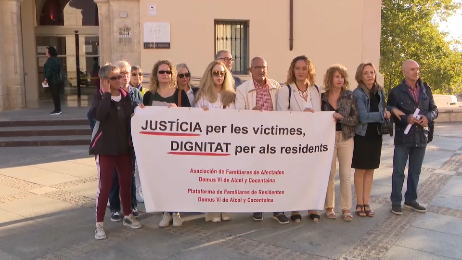 Familiars de les persones mortes a la residència Domus Vi d'Alcoi