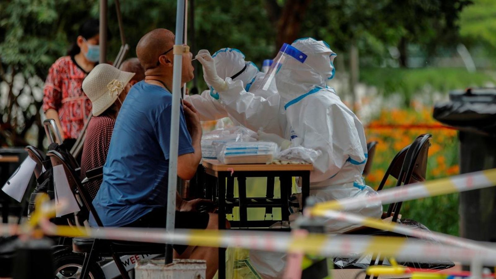 Personal sanitari fa proves als residents a Pequín aquest dijous