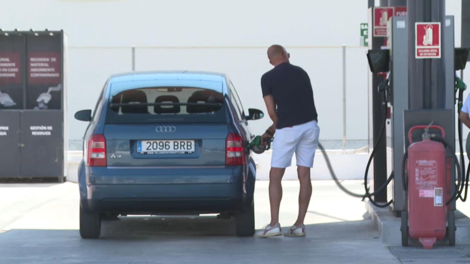 Un home ompli el dipòsit en una estació de servei