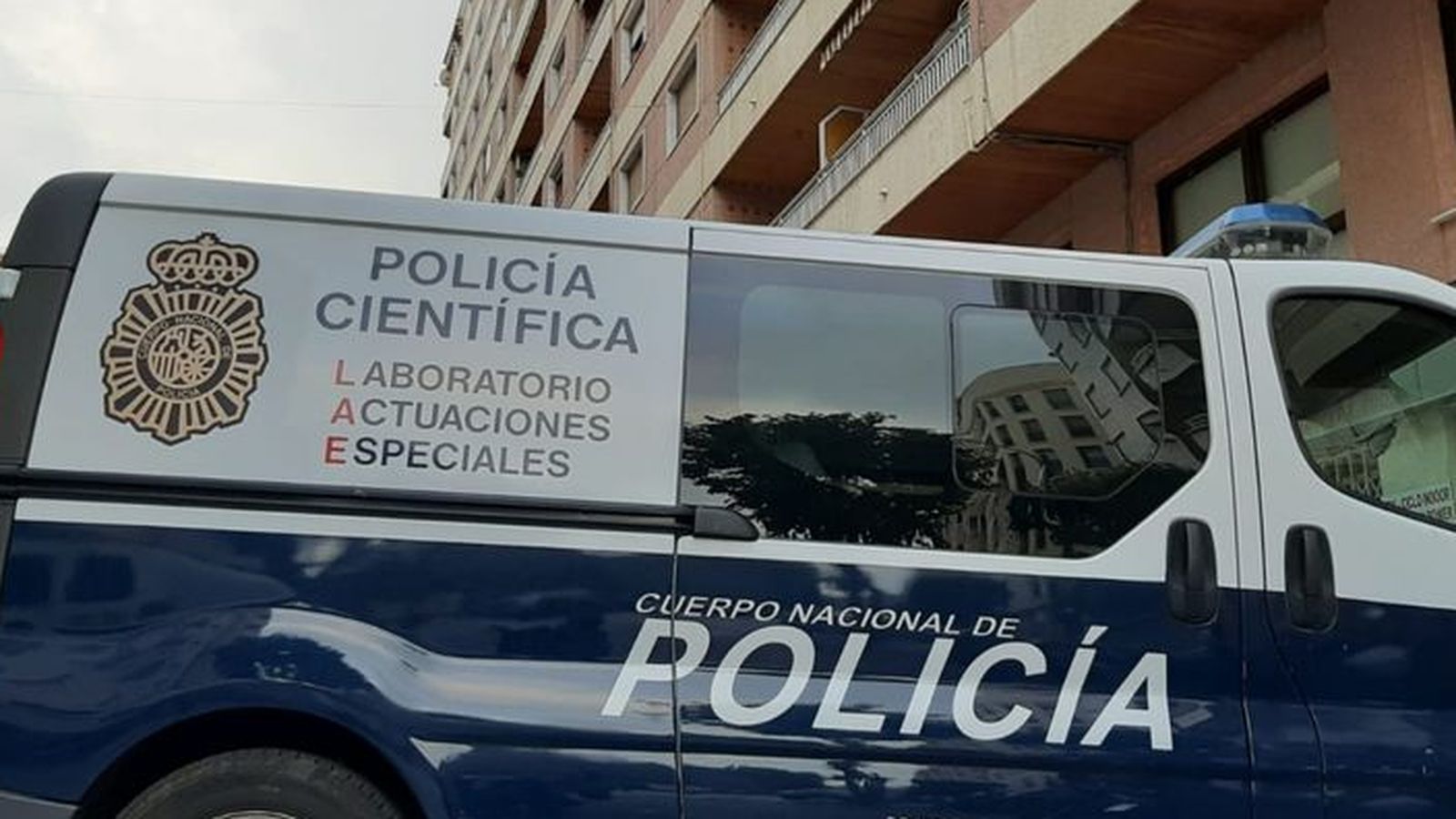 La policia a la porta del domicili a Gandia (Safor)