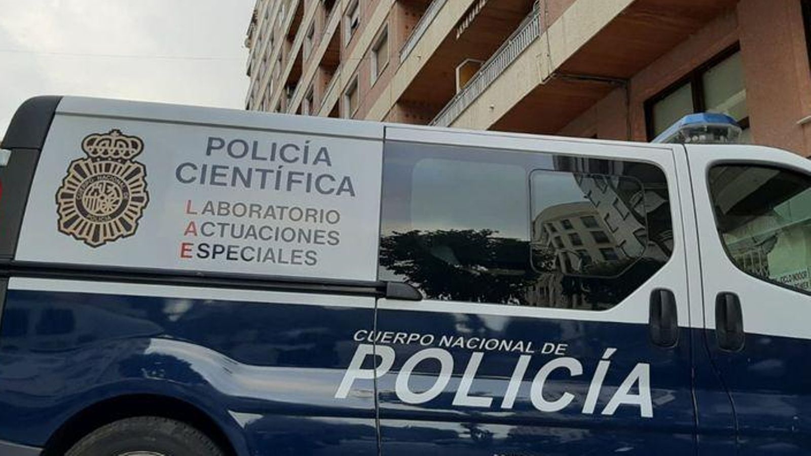 La policia a la porta del domicili a Gandia (Safor)
