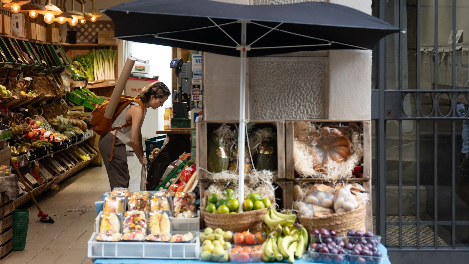 EuropaPress_5511989_varias_frutas_expuestas_exterior_fruteria_17_octubre_2023_barcelona