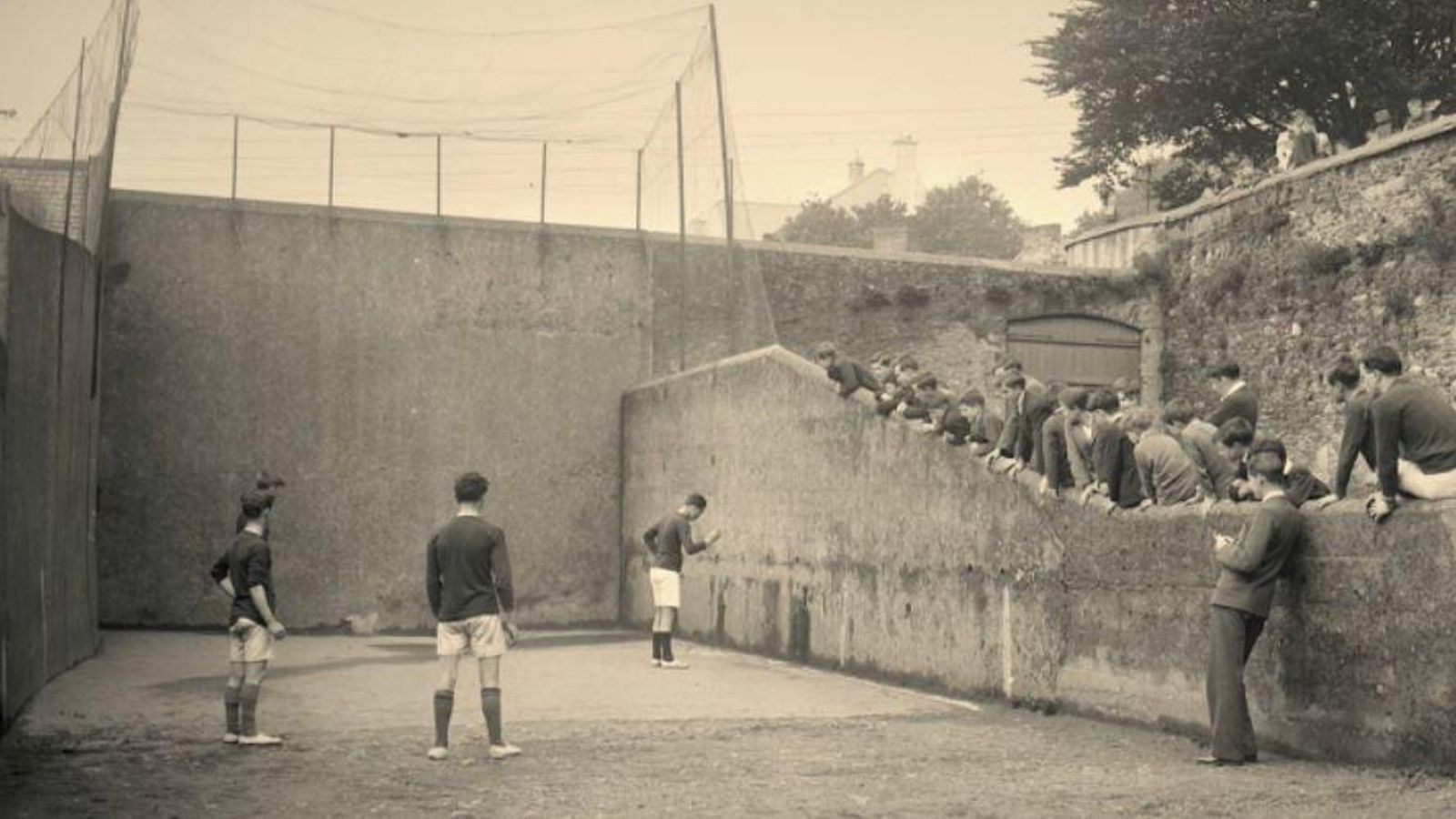 Un grup d'irlandesos juga a pilota a final del segle XIX