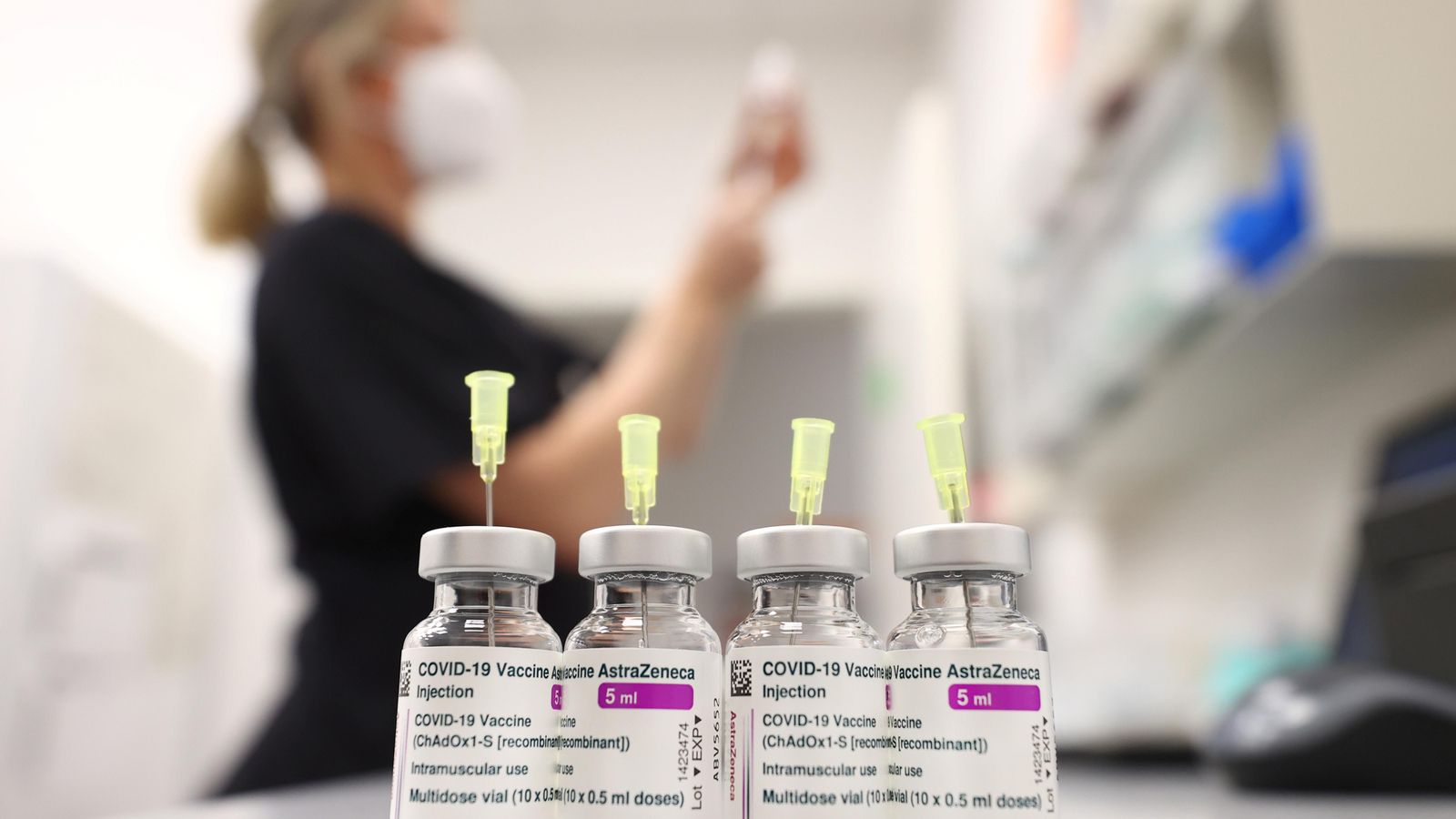 Diverses dosis de la vacuna d'AstraZeneca en un laboratori