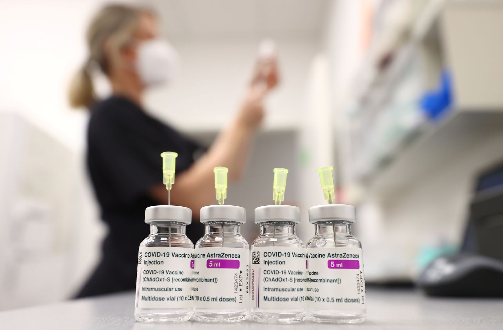 Diverses dosis de la vacuna d'AstraZeneca en un laboratori
