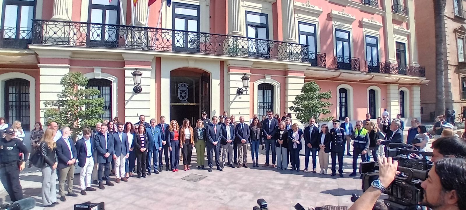 Imatge de la concentració a l'Ajuntament de Múrcia en repulsa pel crim