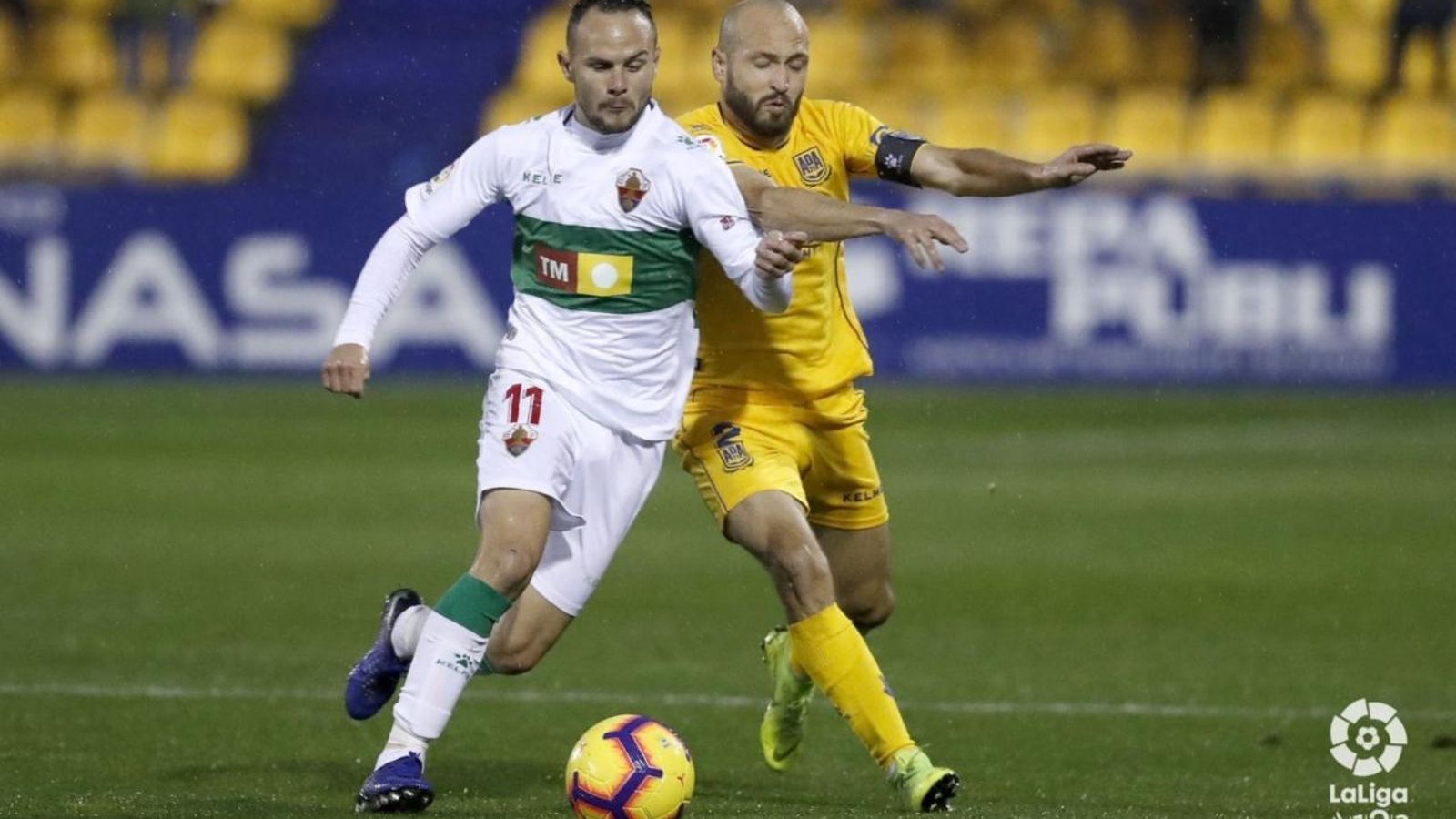 Iván Sánchez lluita pel baló