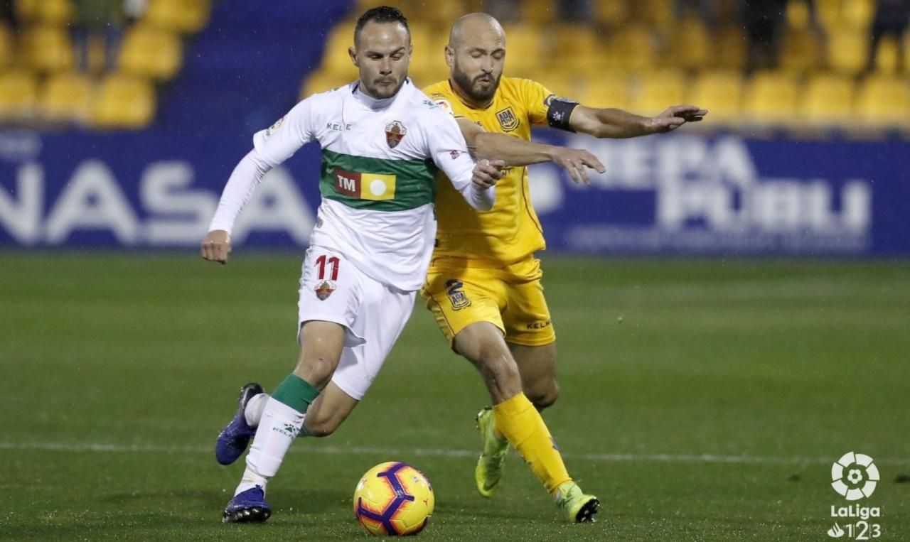 Iván Sánchez lluita pel baló