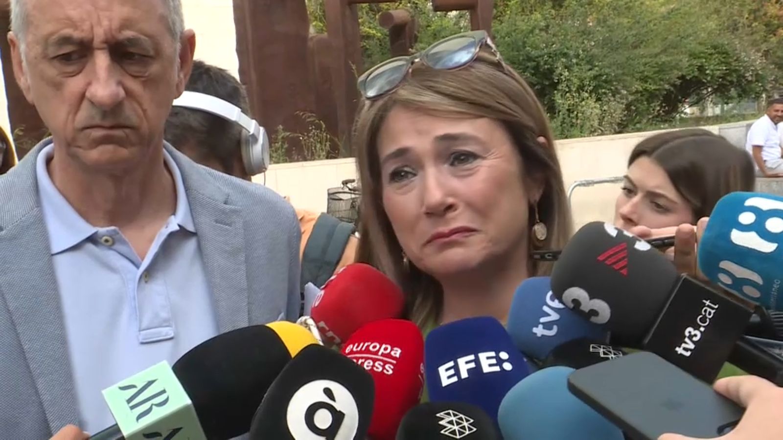 La mare de Marta Calvo, Marisol Burón, atén els mitjans de comunicació a l'arribada a la Ciutat de la Justícia