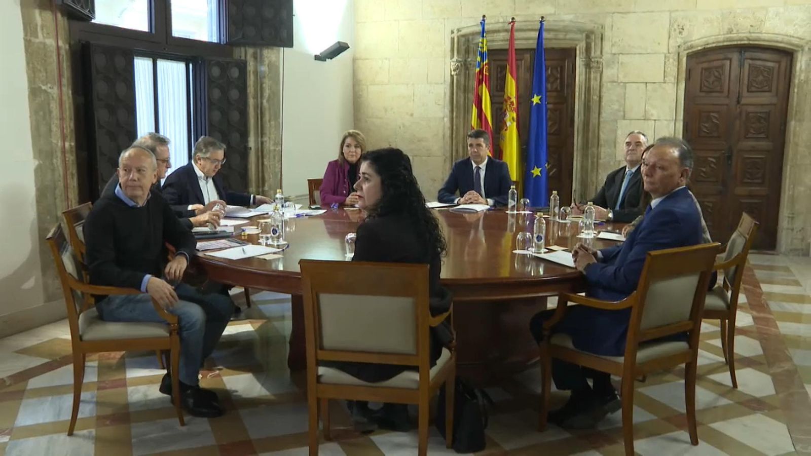 La taula de diàleg social al Palau de la Generalitat La mesa de diàleg social al palau de la Generalitat