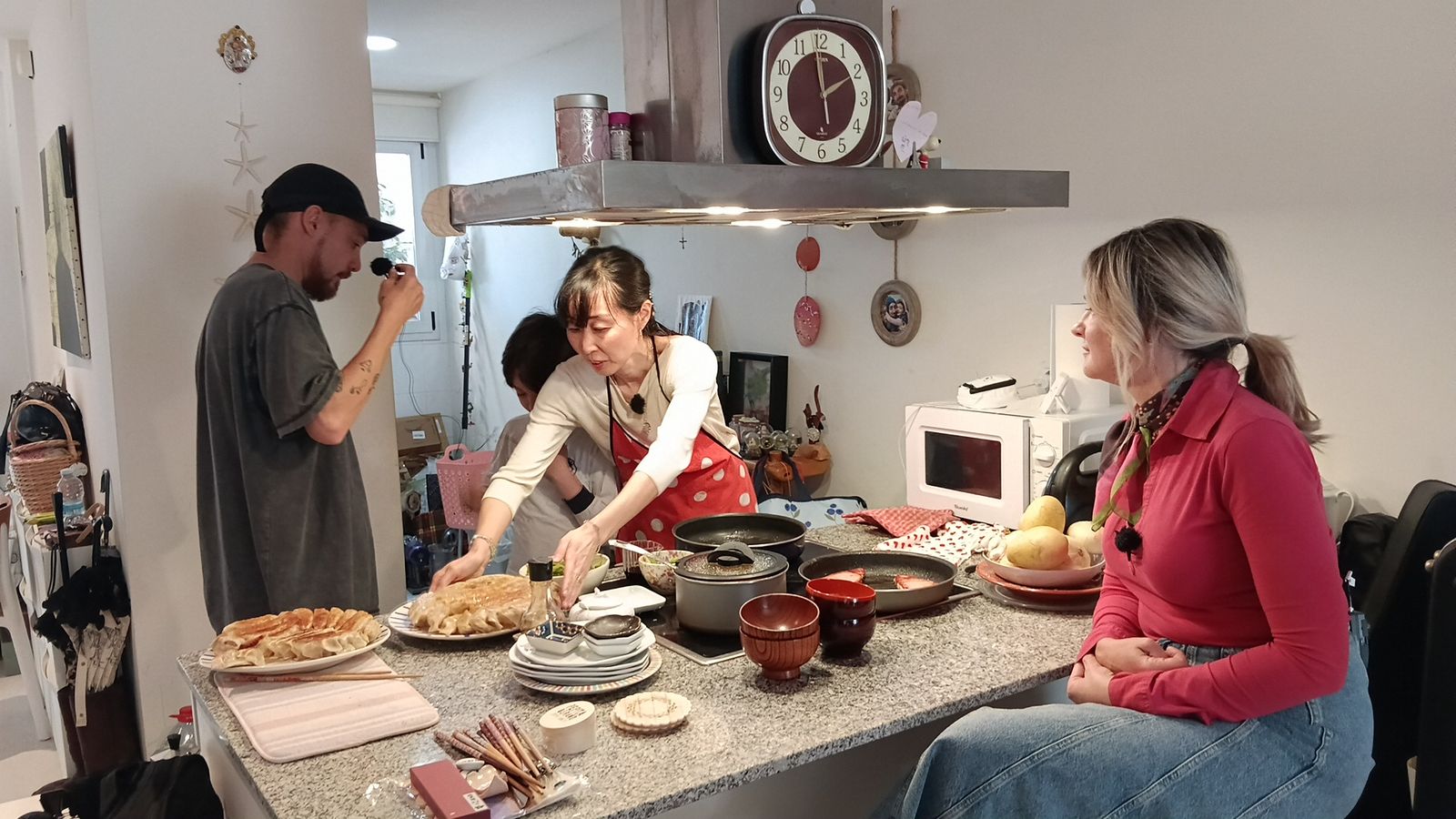 Lisa preparant un dinar japonés amb María José Berbegall