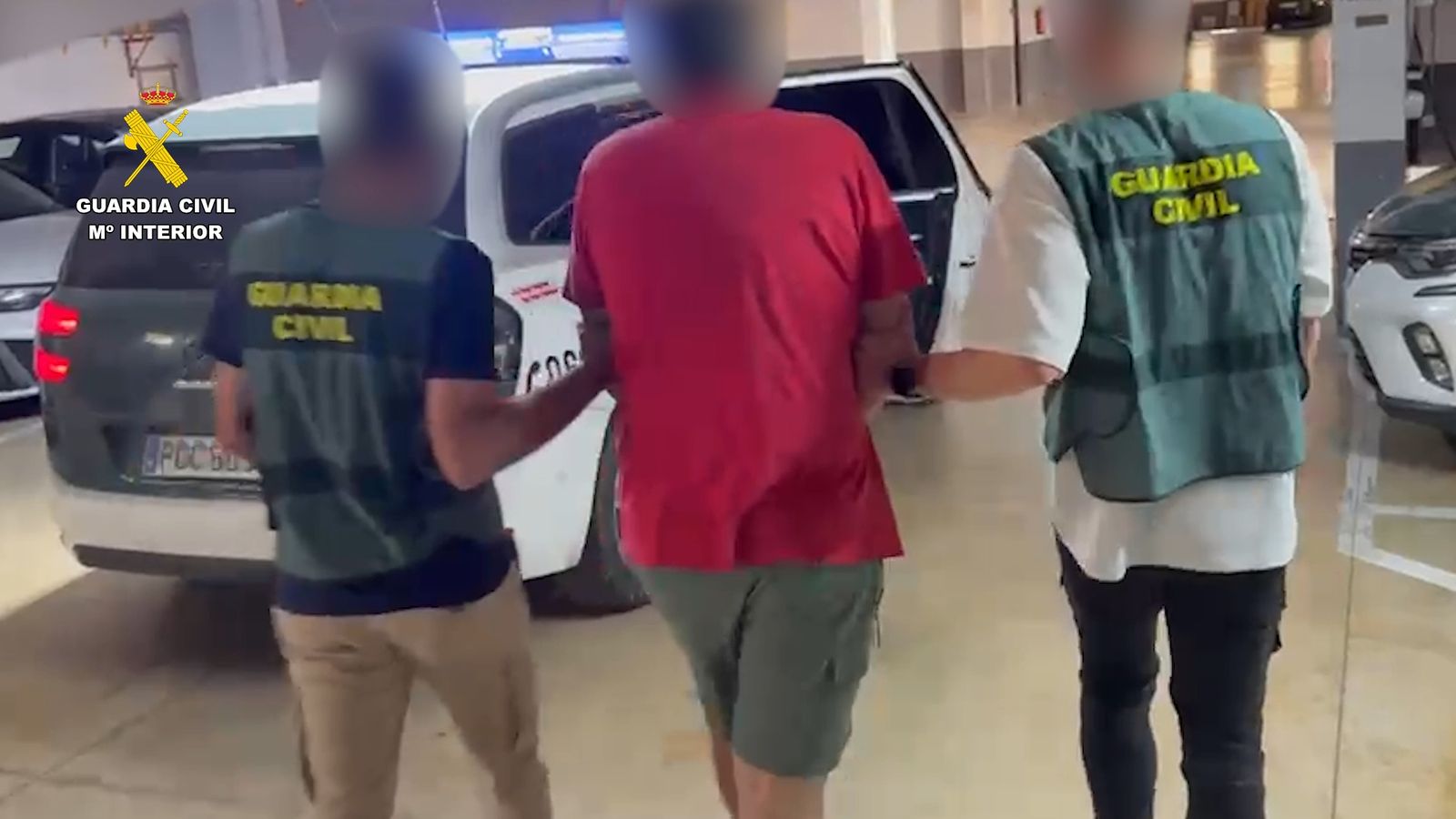 En la imatge, la Guàrdia Civil acompanya del detingut
