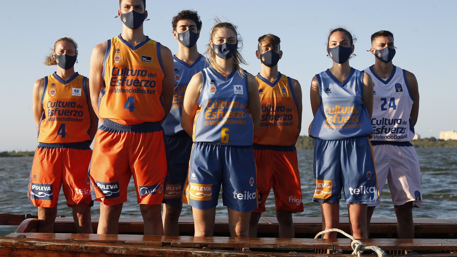 Els jugadors i jugadores del València Basket amb les noves equipacions de la temporada 2021-2022.