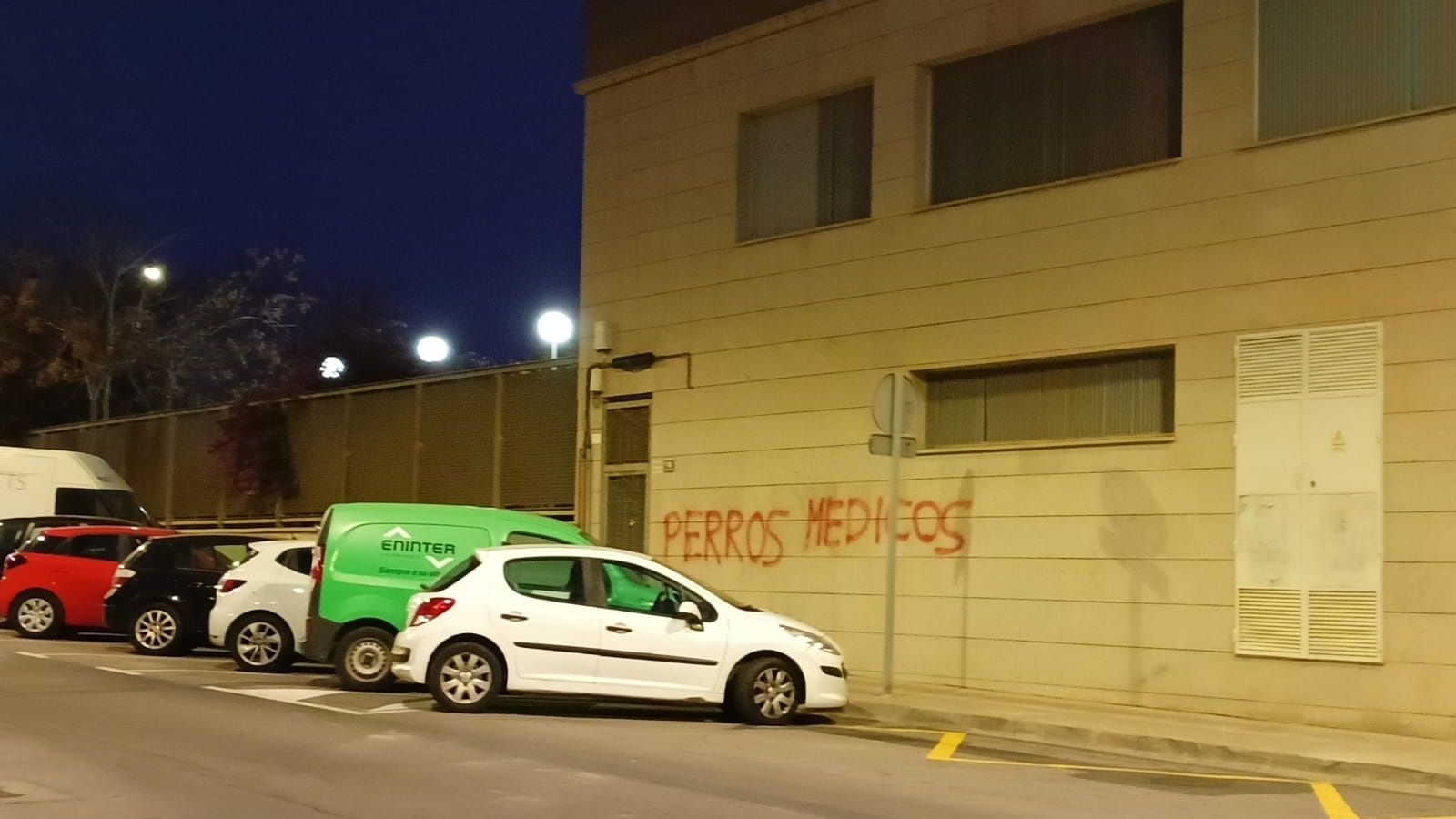 Insults en la façana d'un centre de salut a Castelló
