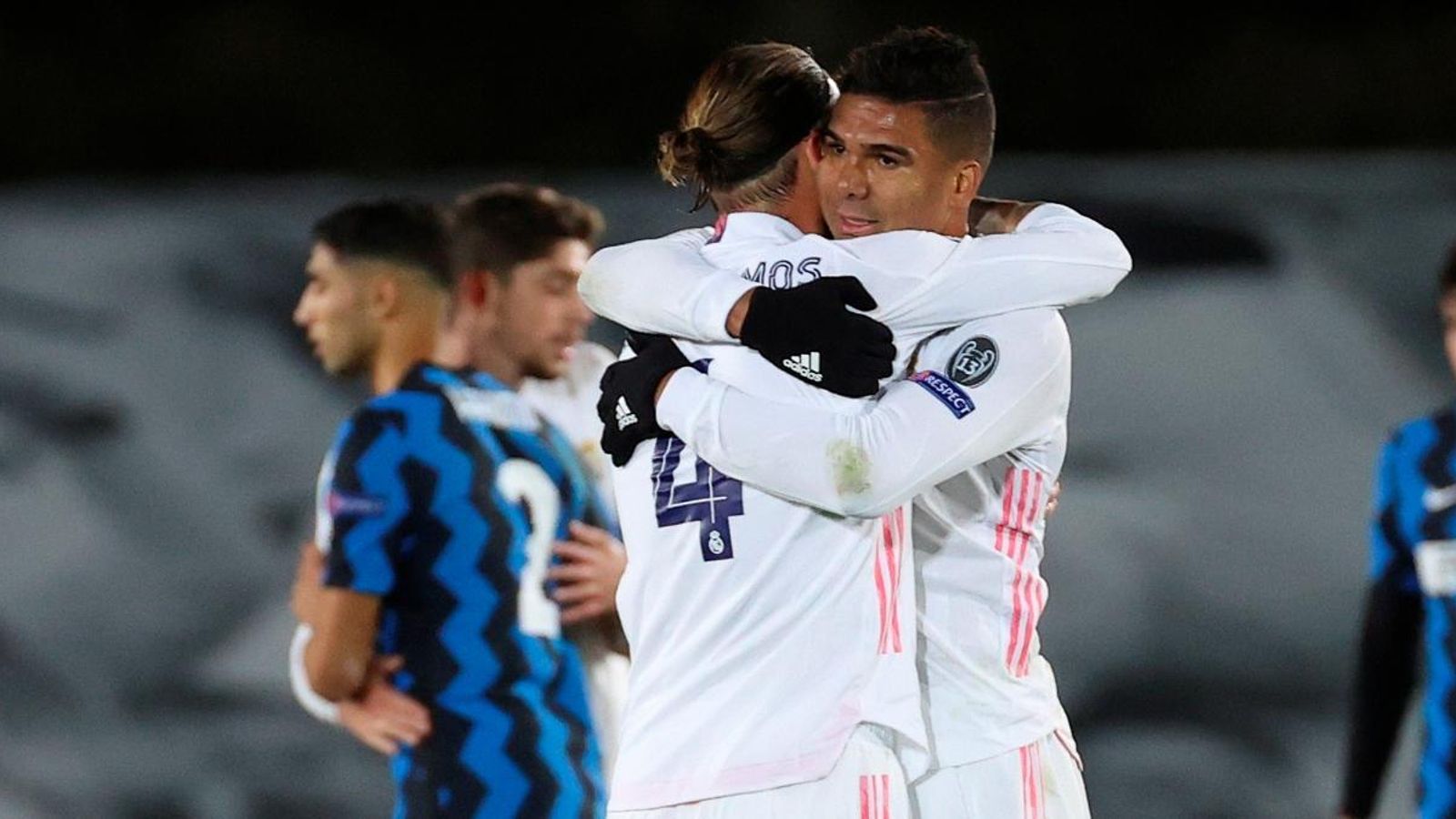 Casemiro i Sergio Ramos s'abracen després del triomf aconseguit contra l'Inter de Milà