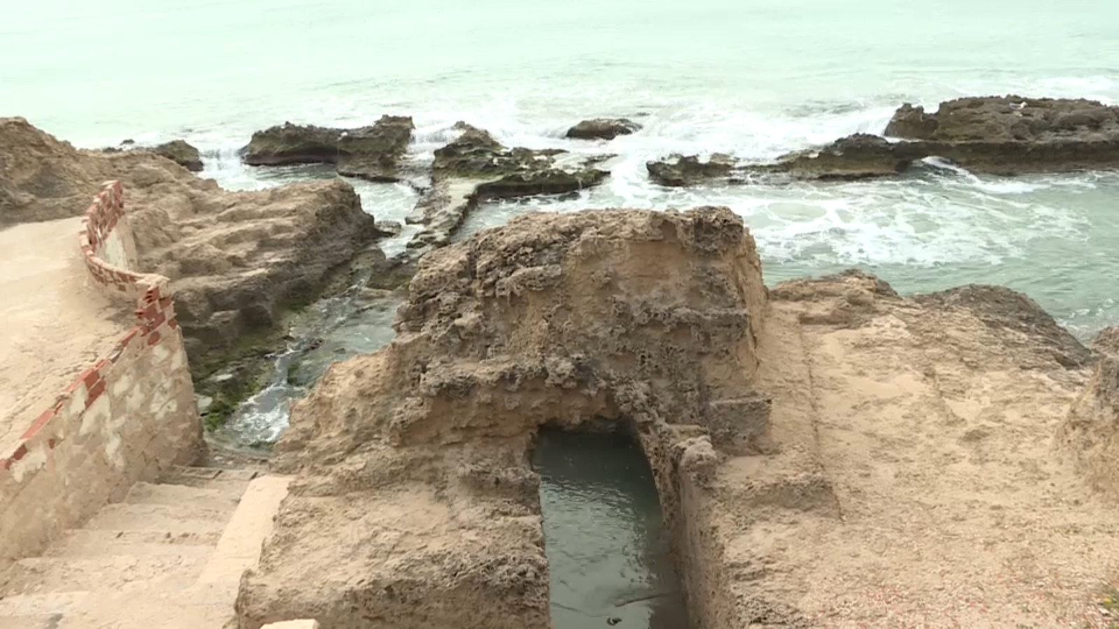Detall dels Banys de la Reina a Calp (Marina Alta)