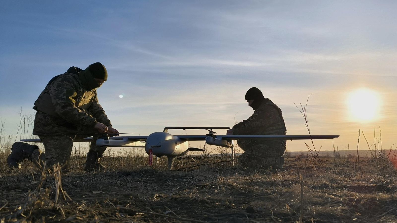 Soldats ucraïnesos amb un dron Soldats ucraïnesos amb un dron