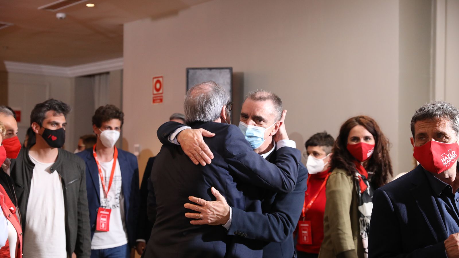 José Manuel Franco abraça el líder del PSOE a Madrid, Ángel Gabilondo