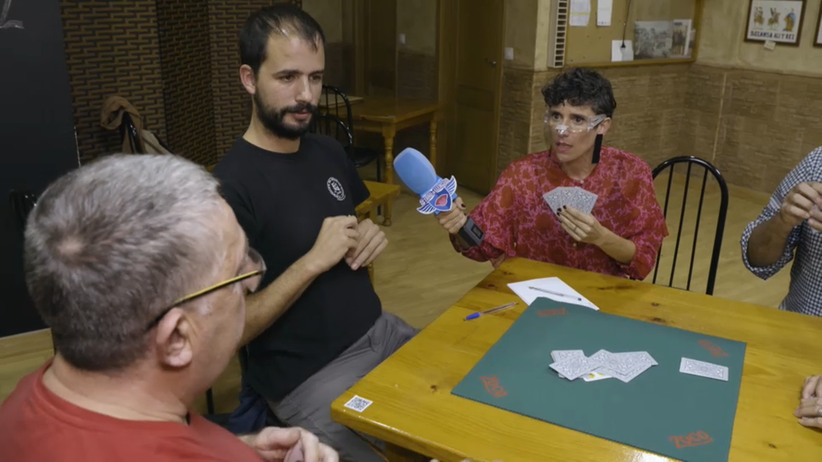 Pepa Cases segueix amb atenció i estupor les explicacions del sarangollo