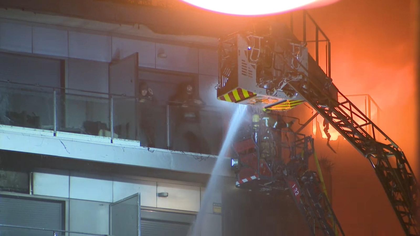 Els bombers han pogut rescatar la parella atrapada en un dels balcons de l'edifici