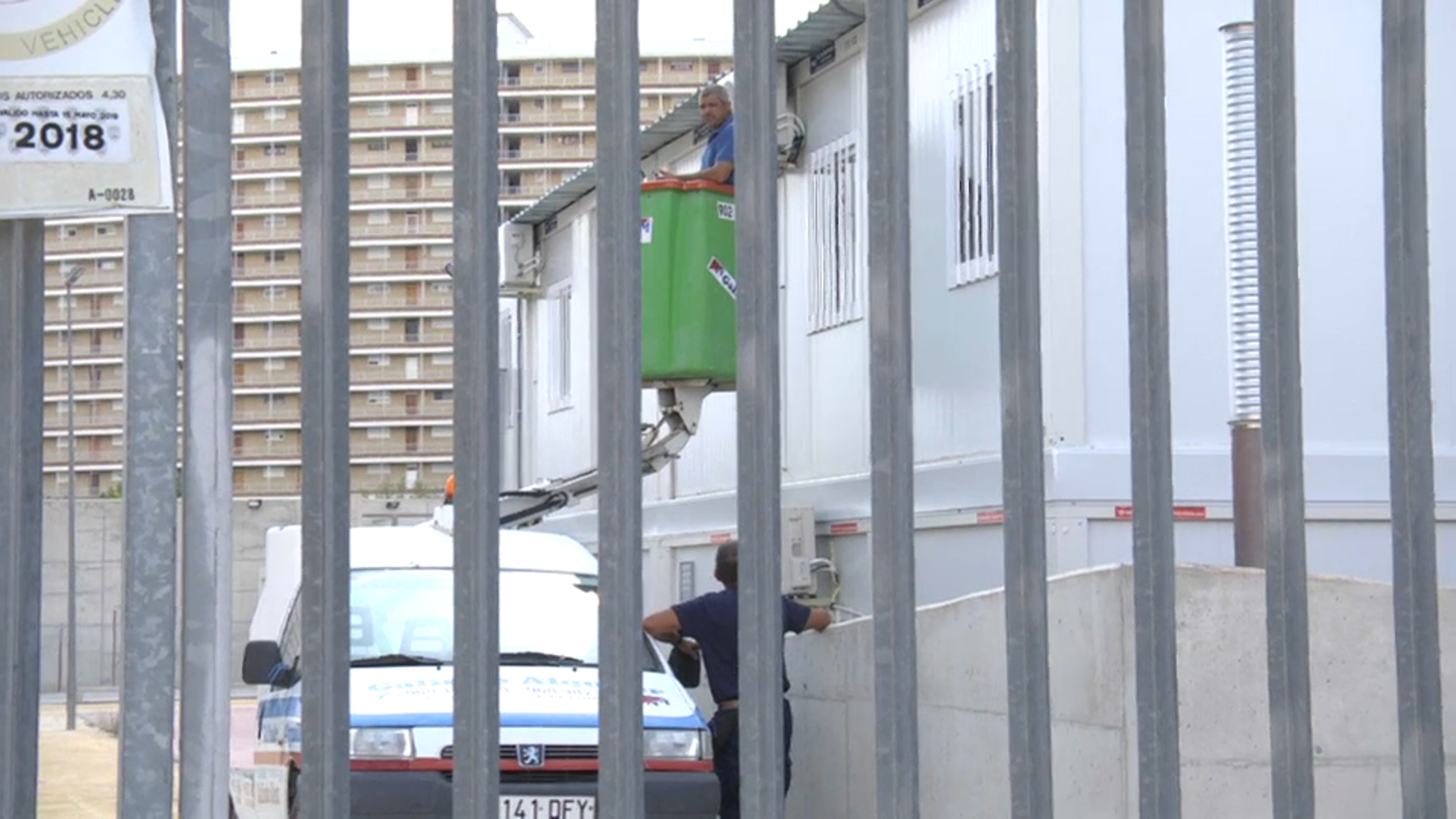 Un operari treballa en la instal·lació d'un dels nous barrancons d'Alacant