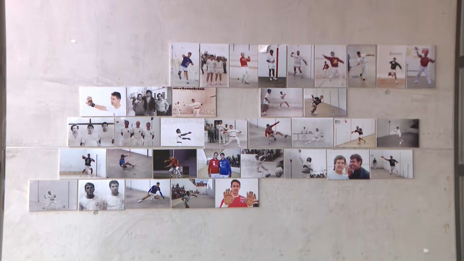 Collage de fotografies improvisat a les portes del tanatori de Xàtiva