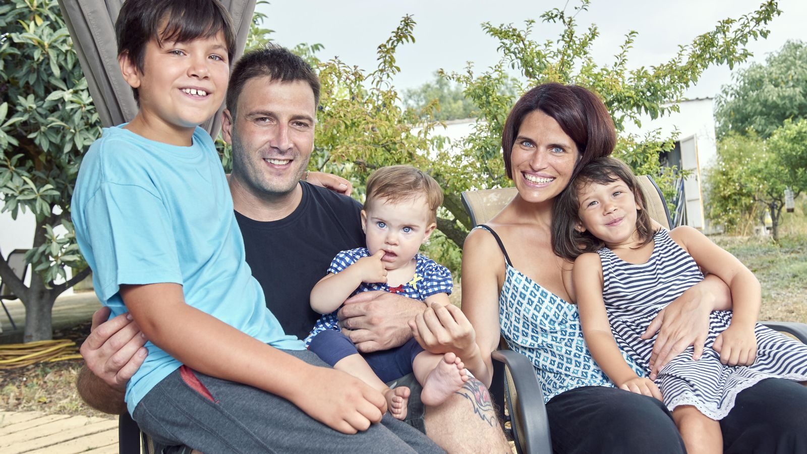 Una família amb tres fills en una imatge d'arxiu