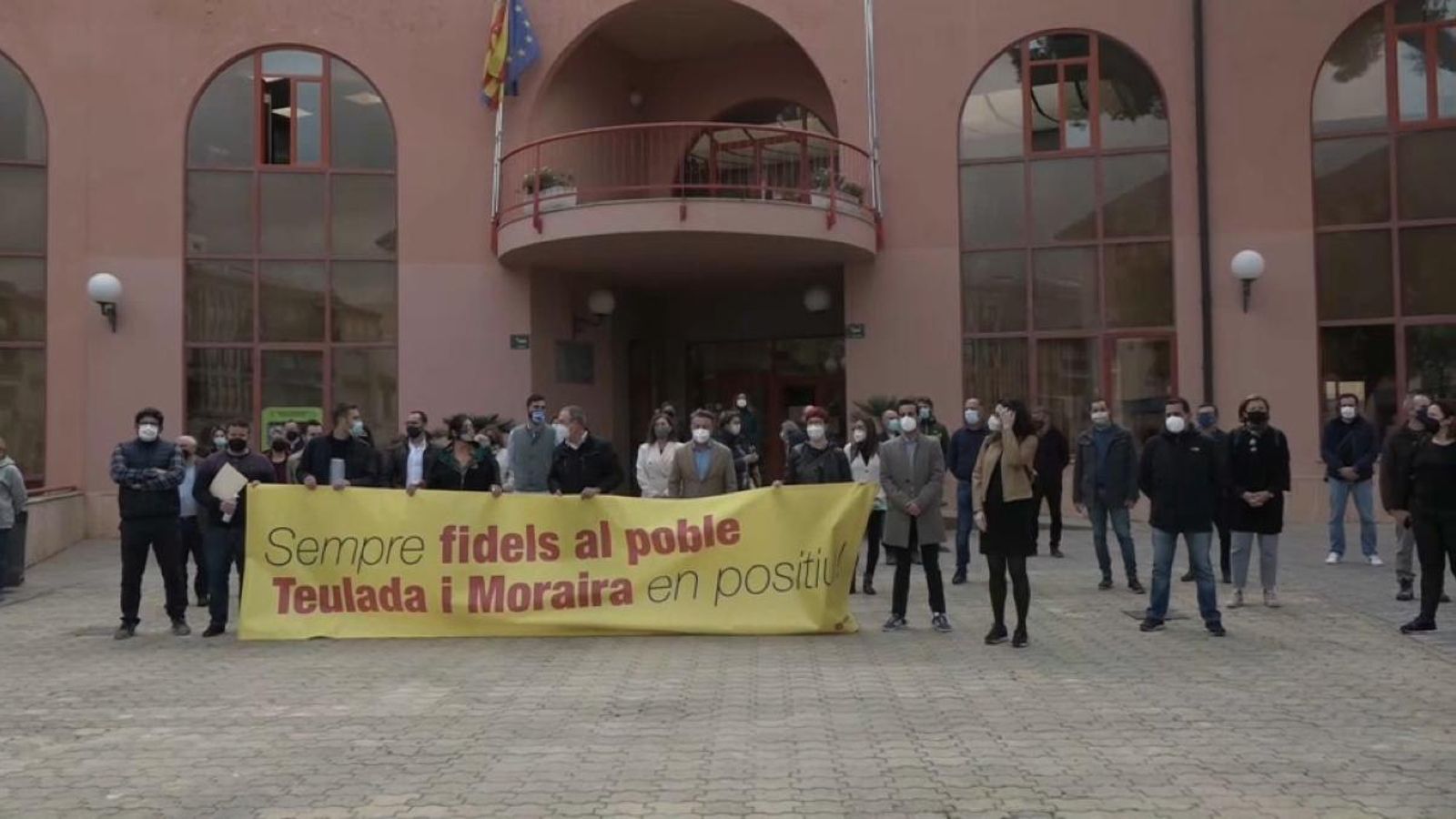 Representants del PSPV i Compromís s'han concentrat aquest migdia davant l'Ajuntament de Teulada