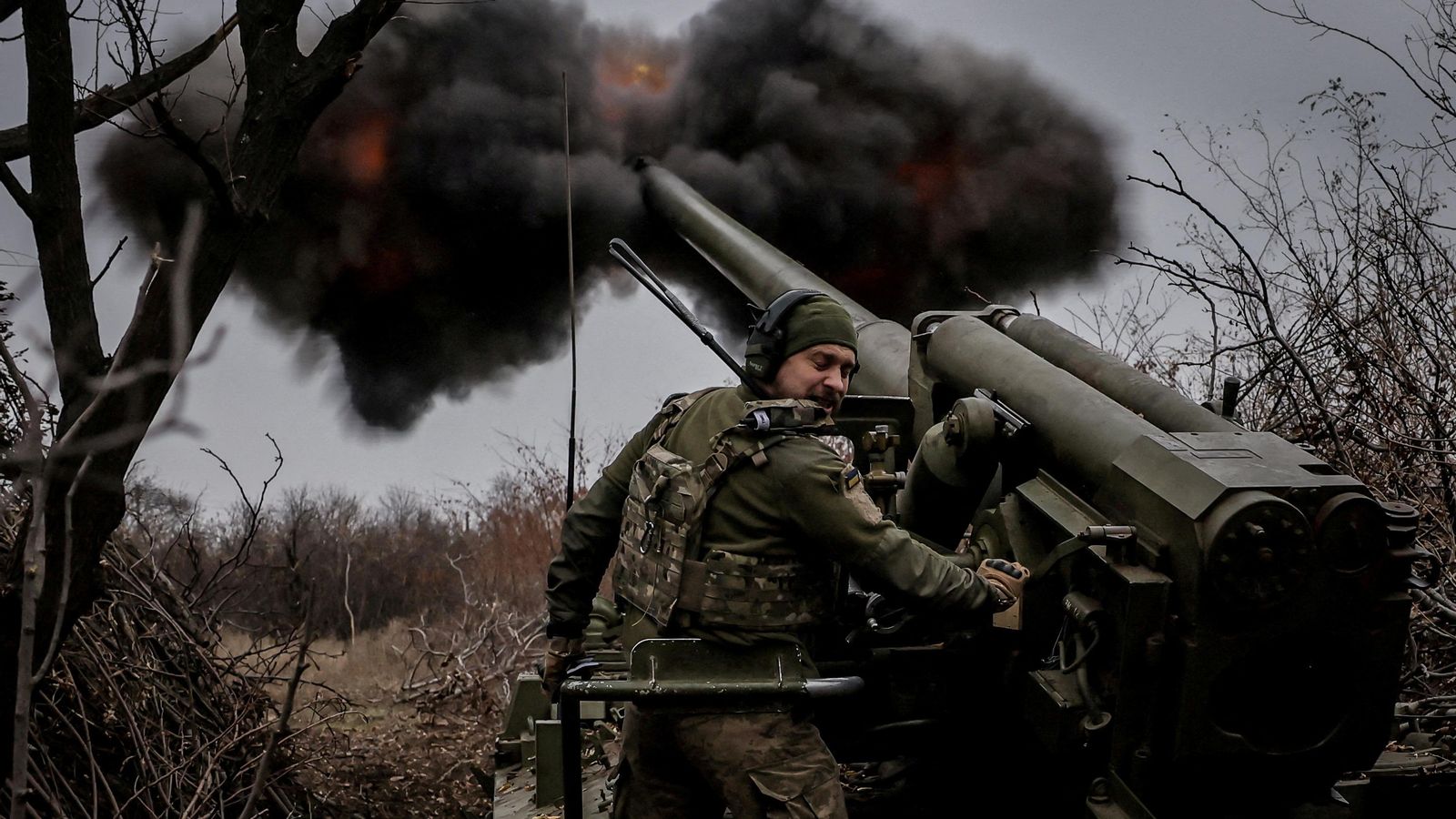 Un militar de les Forces Armades d'Ucraïna dispara un obús autopropulsat cap a les tropes russes prop de la ciutat de Txàssiv Iar a la regió de Donetsk, Ucraïna