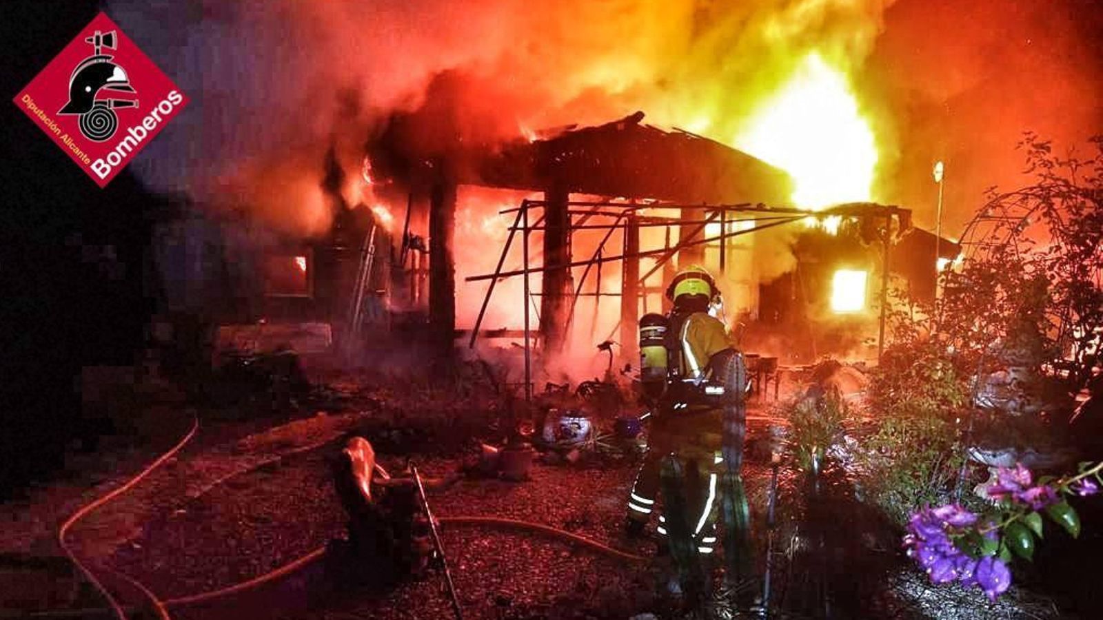 Mor una persona i altres dos resulten ferides en incendiar-se una casa de fusta en un càmping de Benidoleig (Marina Alta).