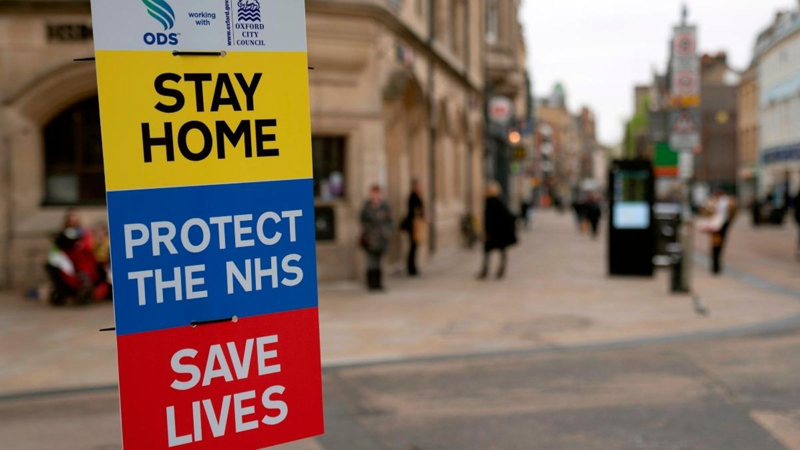 El cartell, situat a Oxford (Regne Unit), recomana quedar-se a casa per a protegir el sistema hospitalari i, així, salvar vides